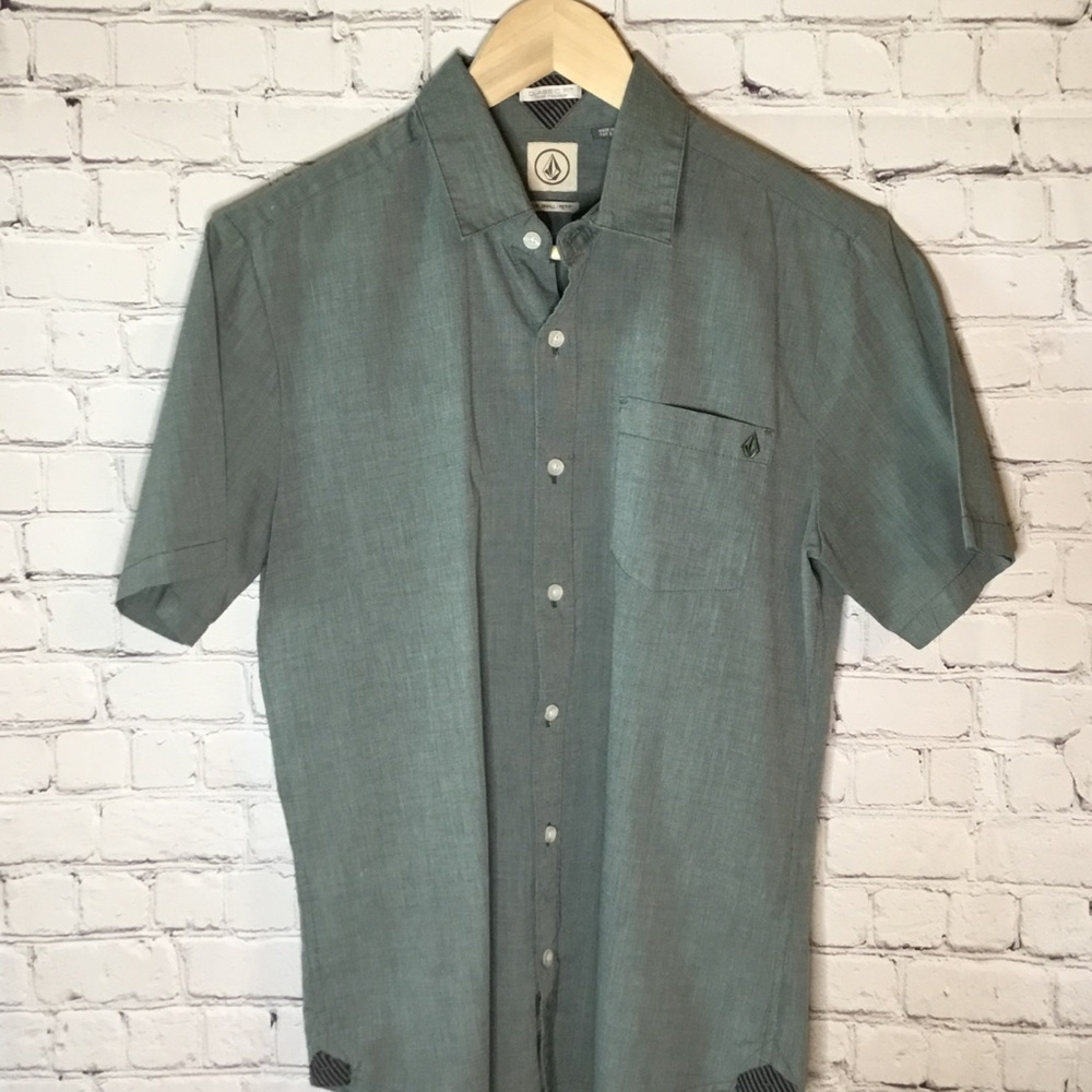 VOLCOM GRAY SHORT SLEEVE BUTTON DOWN SMALL